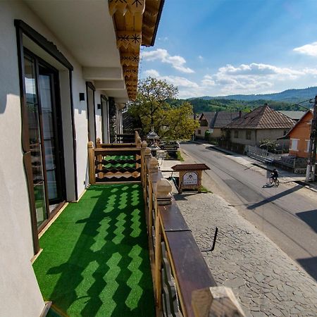 Отель La Conacul Vesel Сэпынца Экстерьер фото